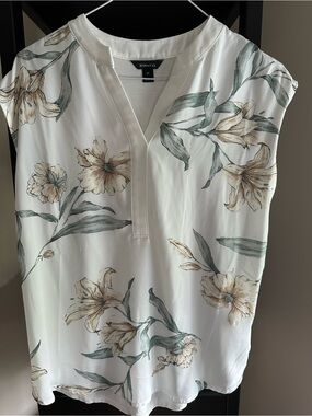 RW&CO. Ivory Floral V-Neck Cap Sleeve Blouse